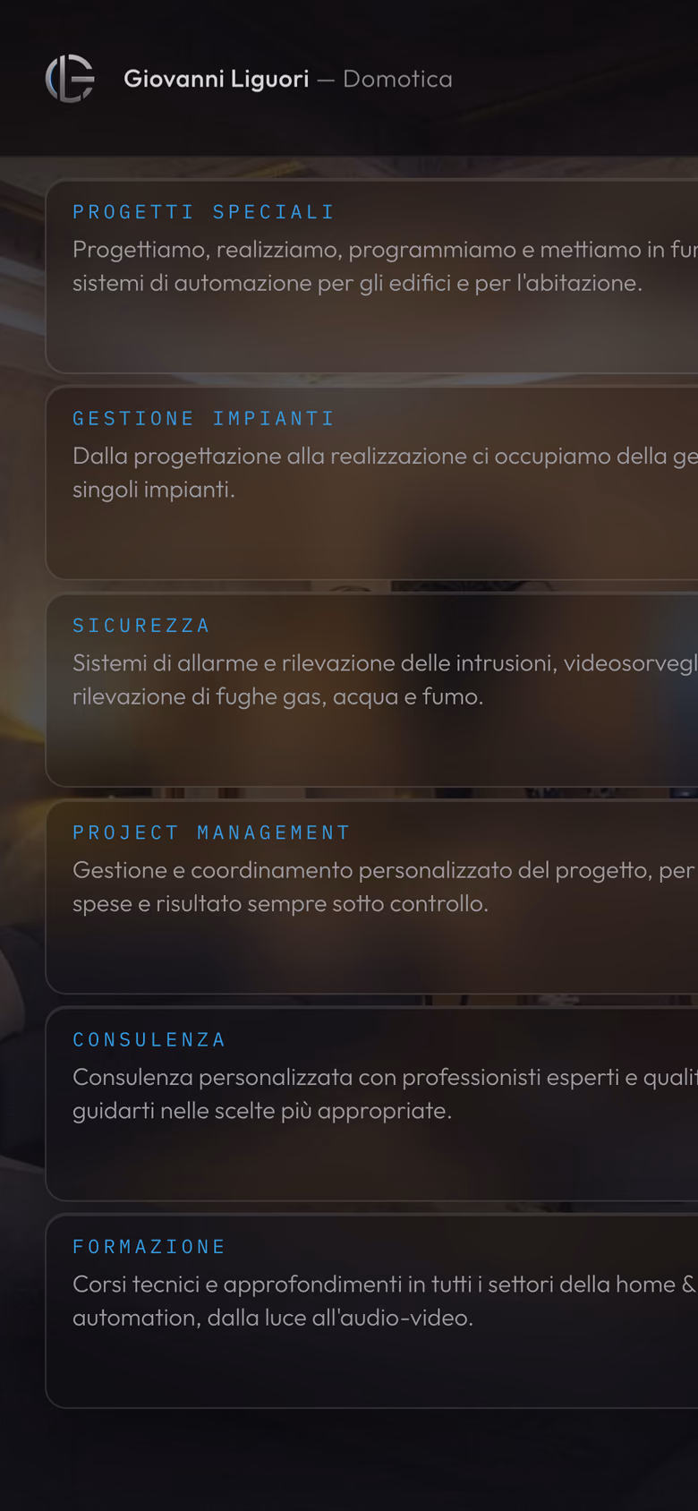 Lo stesso sito visto da smartphone, con il menu e il video a tutta larghezza